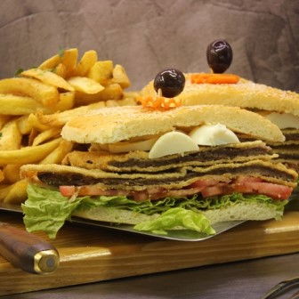 Sandwich de milanesa con guarnición