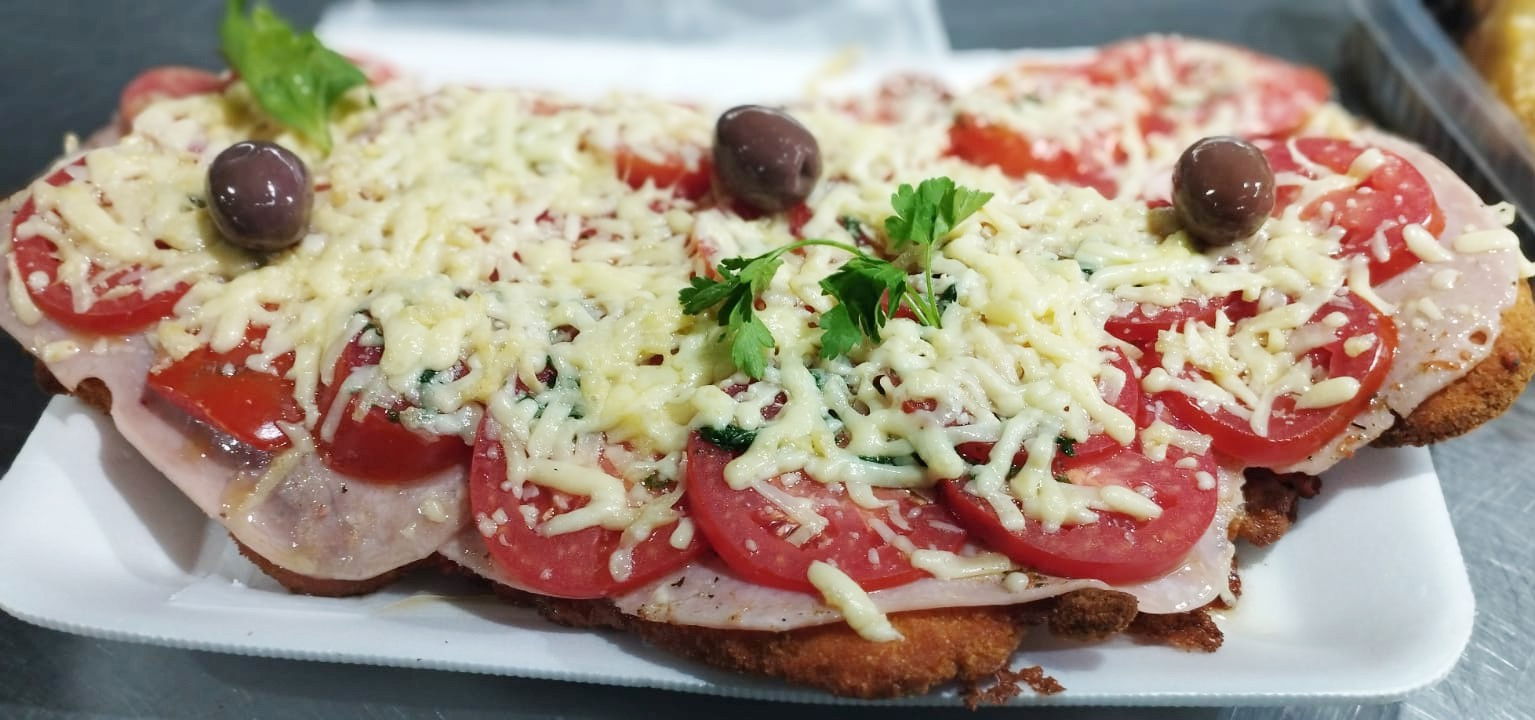 Suprema a la napolitana con guarnición
