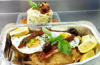 Milanesa rellena a caballo con puré rústico (papa, panceta y perejil)